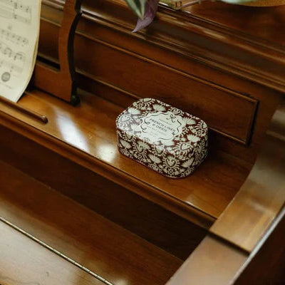 CANDELA CHERIE FRENCH LINEN&ORRIS PADDYWAX | in contenitore di latta | 127g